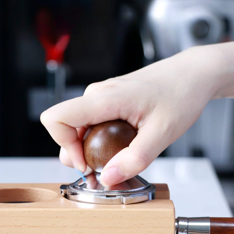 Góc chụp cận cảnh Tamper nén cafe espresso 58 mm tay cầm tròn Góc chụp cận cảnh Tamper nén cafe espresso 58 mm tay cầm tròn