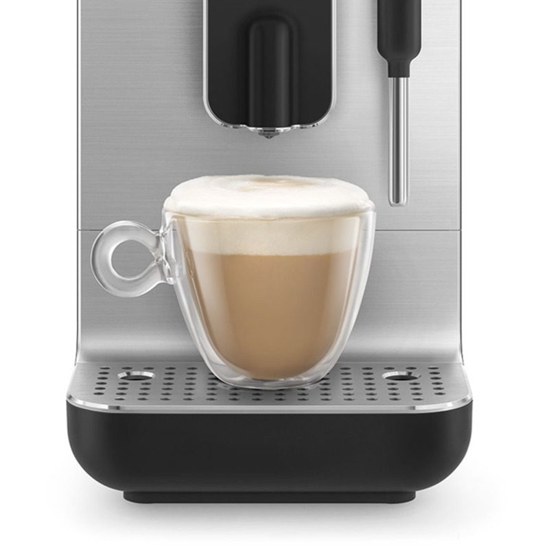 Chi tiết thiết kế của Máy Pha Cà Phê Tự Động Smeg BCC12BLMEU Chi tiết thiết kế của Máy Pha Cà Phê Tự Động Smeg BCC12BLMEU