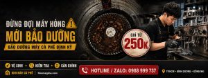 Hộc xay đóng cặn cà phê bên cạnh kỹ thuật viên đang bảo dưỡng máy pha, dịch vụ bảo dưỡng định kỳ từ 250K