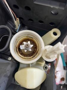 Buồng xay máy pha cà phê với lớp dầu cà phê oxy hoá nâu đen và trục gỉ sét
